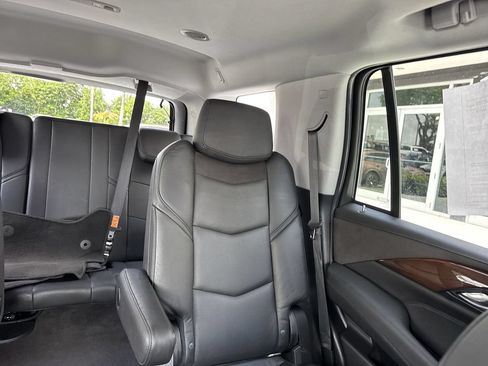Used 2020 Cadillac Escalade Luxury AWD/4WD image 19