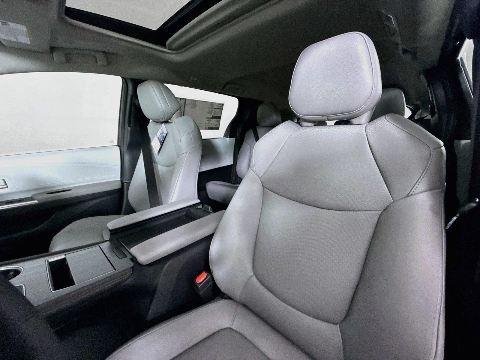 New 2026 Toyota Sienna XLE FWD image 3