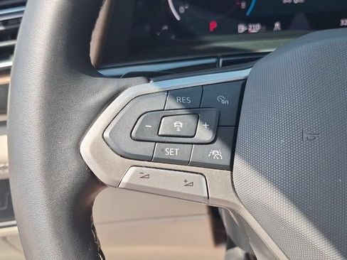 Used 2025 Volkswagen Atlas SE FWD image 17