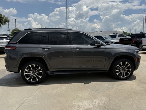 Used 2023 Jeep Grand Cherokee Overland RWD image 3