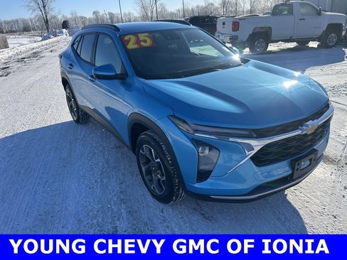 Used 2025 Chevrolet Trax LT image 5