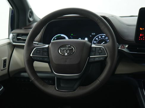 Used 2023 Toyota Sienna Platinum image 18