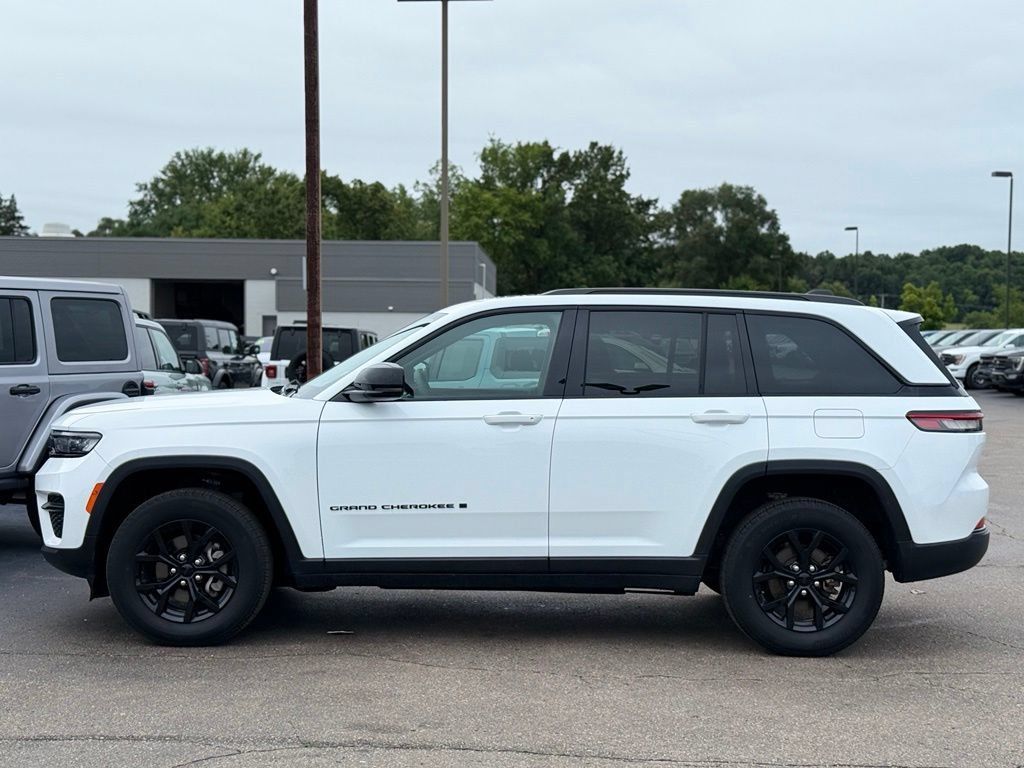 Used 2025 Jeep Grand Cherokee Altitude AWD/4WD image 37