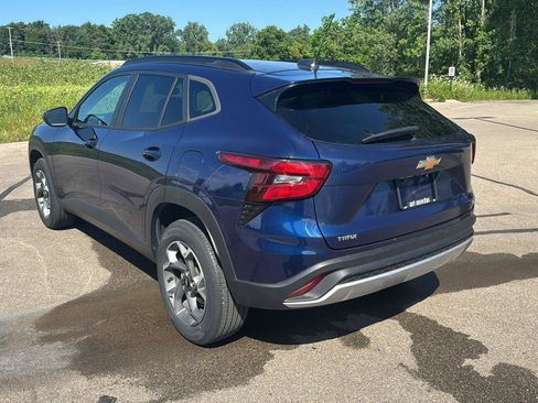 Used 2024 Chevrolet Trax LT w/ LT Convenience Package FWD image 3