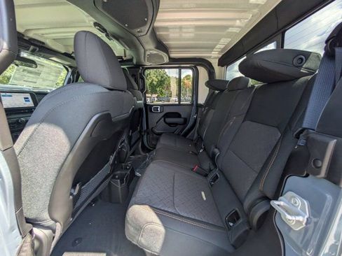 New 2025 Jeep Gladiator Mojave image 12