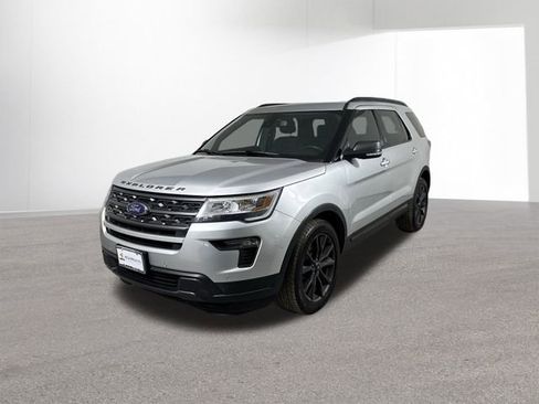 Used 2018 Ford Explorer XLT w/ Equipment Group 202A image 2