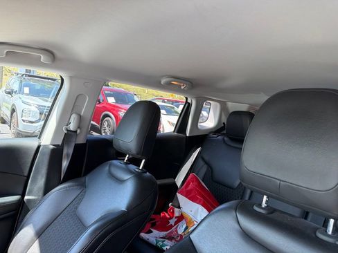 Used 2018 Jeep Compass Latitude FWD image 10