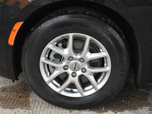 Used 2024 Chrysler Pacifica Touring-L FWD image 10
