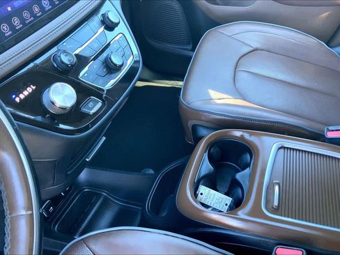 Used 2017 Chrysler Pacifica Limited image 16