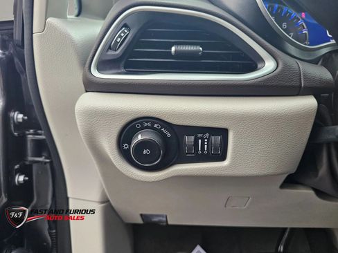 Used 2020 Chrysler Pacifica Touring w/ Advanced Safetytec Group FWD image 37