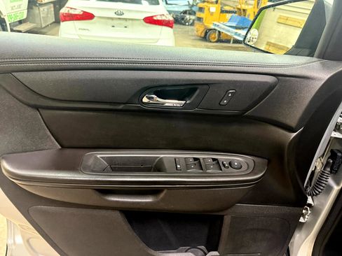 Used 2016 GMC Acadia SLE image 9