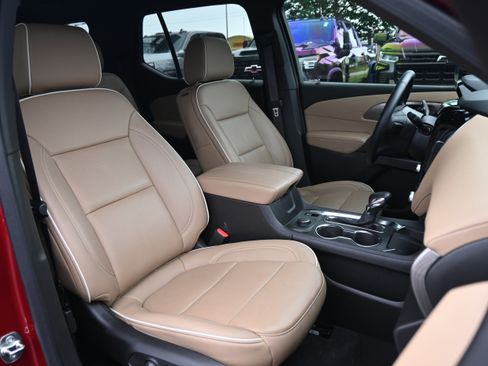 Used 2023 Chevrolet Traverse Premier FWD image 34