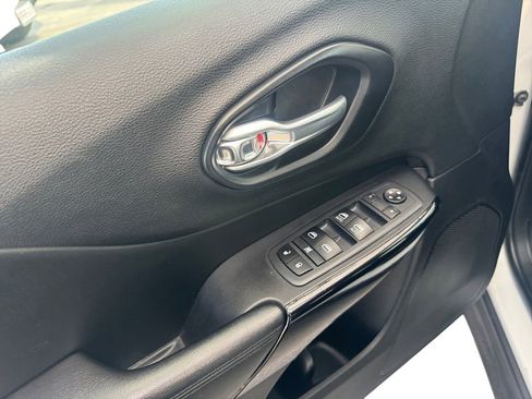 Used 2020 Jeep Cherokee Latitude Plus image 19