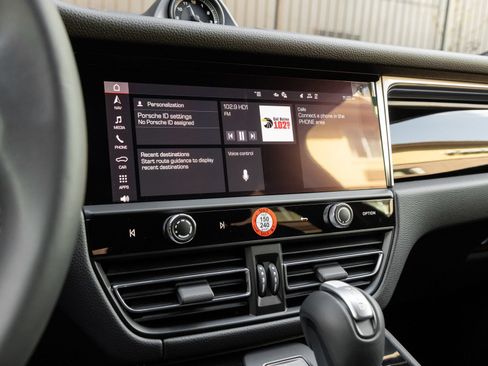 Certified 2026 Porsche Macan AWD/4WD image 23