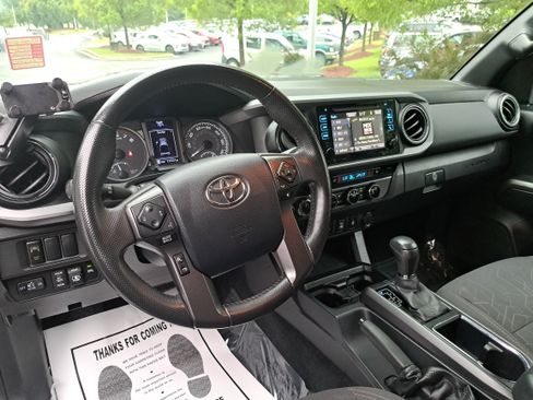 Used 2017 Toyota Tacoma TRD Sport w/ Premium & Technology Package AWD/4WD image 16