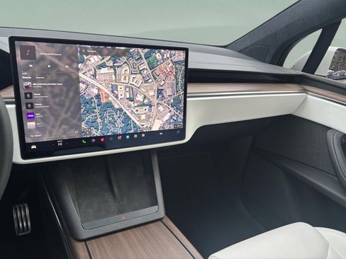 Used 2024 Tesla Model X image 12