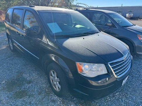 Used 2010 Chrysler Town & Country Touring image 5