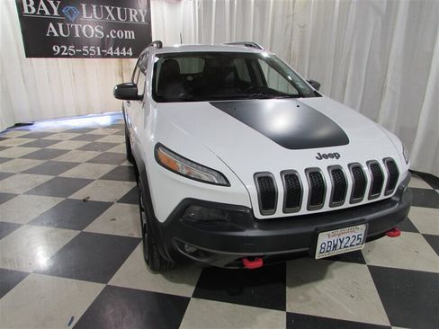 Used 2018 Jeep Cherokee Trailhawk image 13