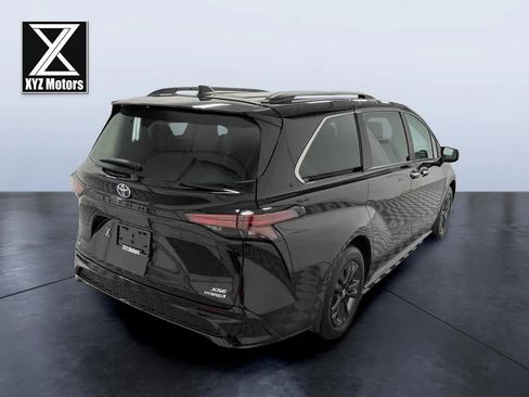 Used 2024 Toyota Sienna XSE image 6