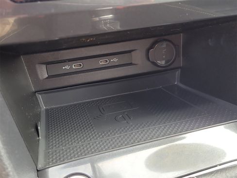 Used 2022 Volkswagen Tiguan SE w/ Panoramic Sunroof Package image 27