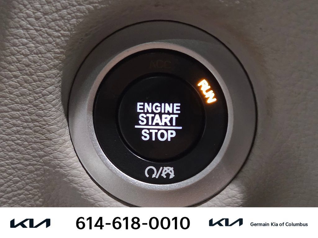 Used 2017 Chrysler Pacifica Limited w/ UConnect Theater Package FWD image 31