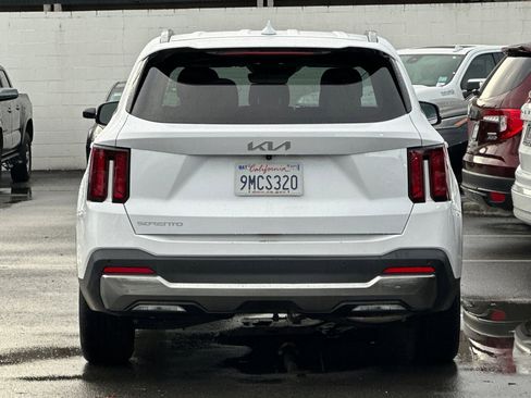 Used 2024 Kia Sorento S image 7