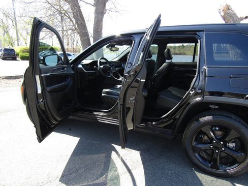 Used 2024 Jeep Grand Cherokee Limited w/ Black Appearance Package image 22