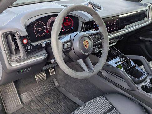 Used 2024 Porsche Cayenne S image 4