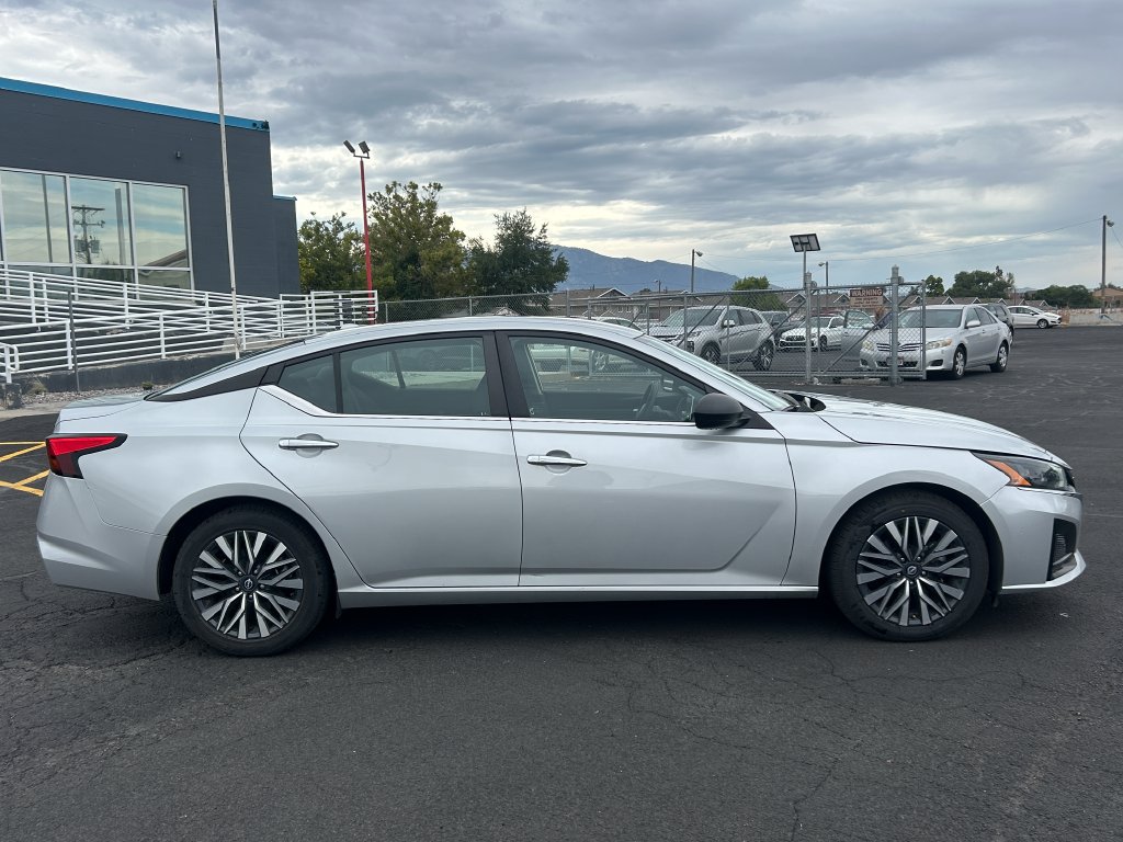 Used 2024 Nissan Altima 2.5 SV FWD image 2