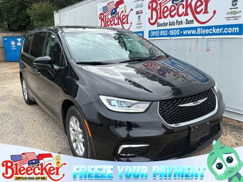 Used 2023 Chrysler Pacifica Touring-L image 1