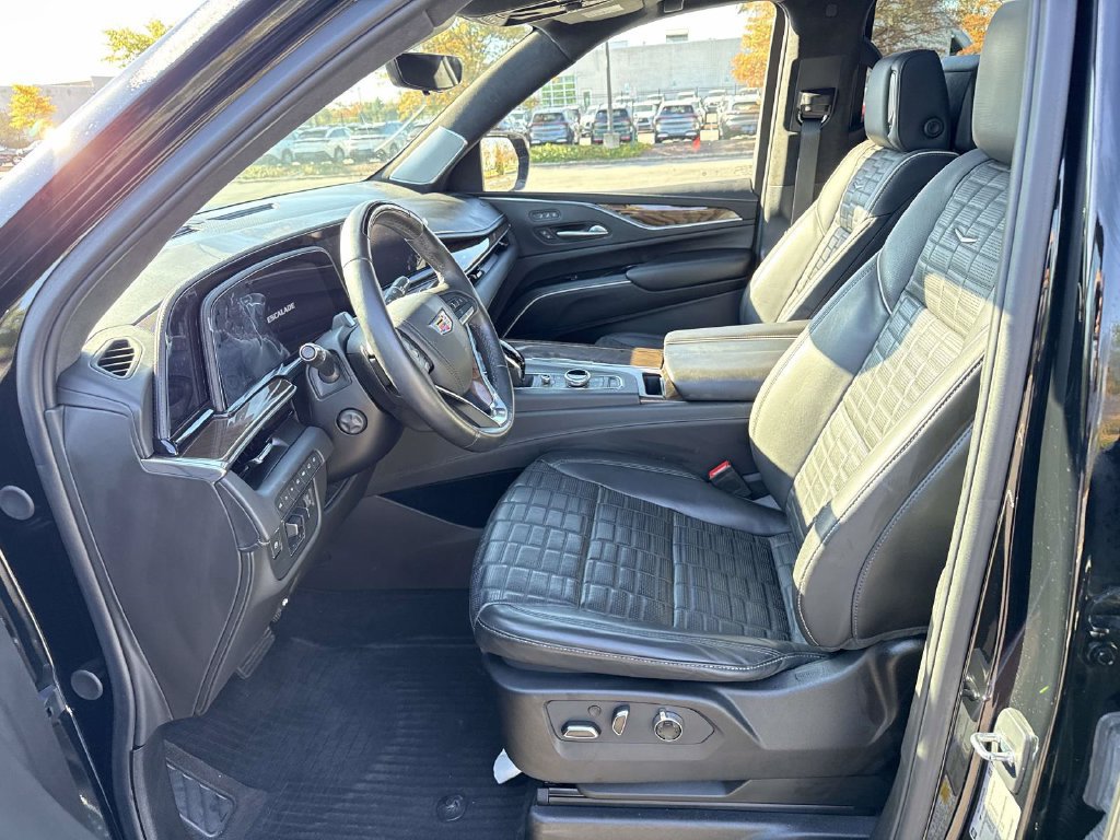 Used 2023 Cadillac Escalade Sport Platinum w/ LPO, ONYX Package AWD/4WD image 6