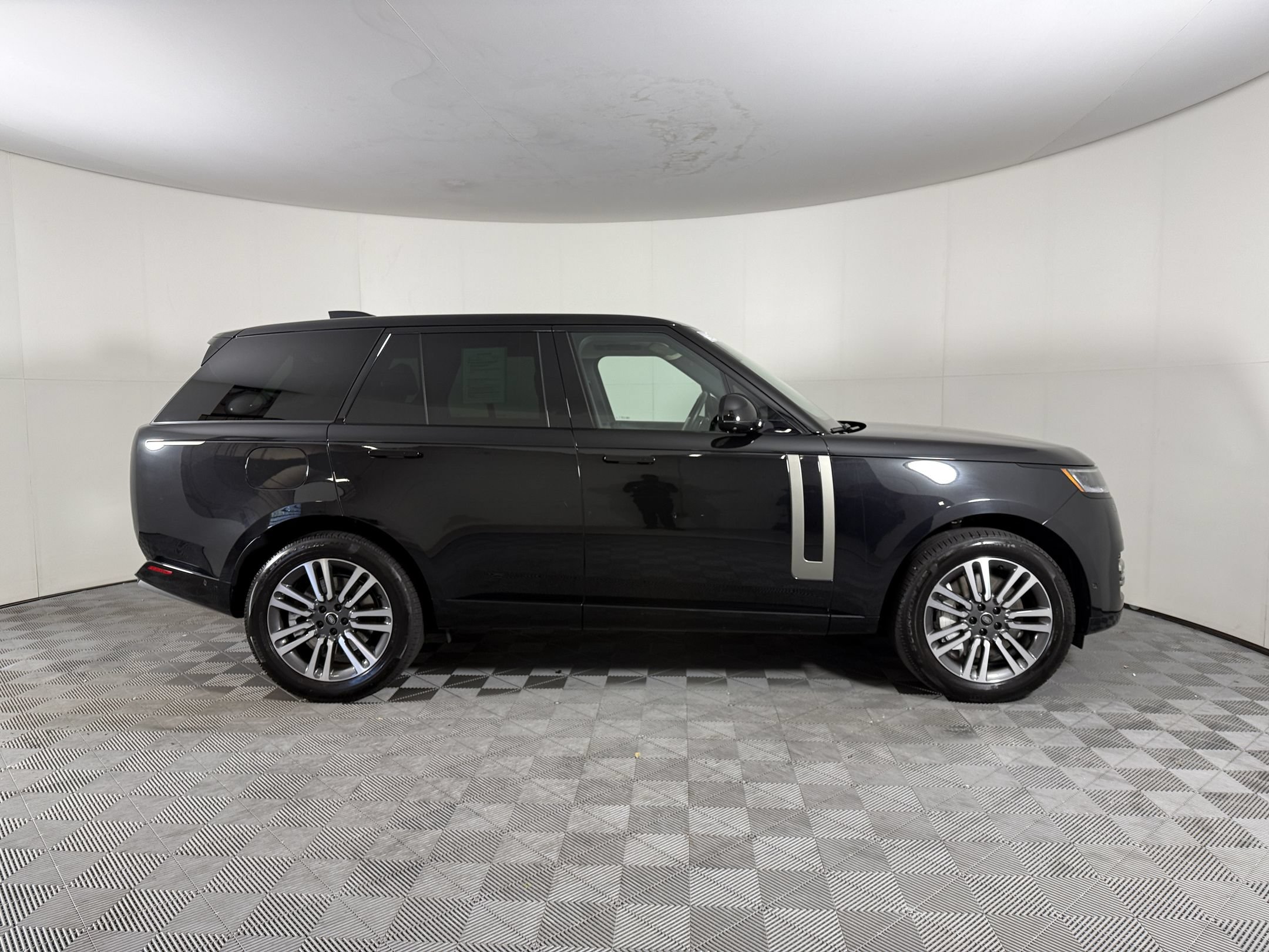 Used 2025 Land Rover Range Rover SE AWD/4WD image 8