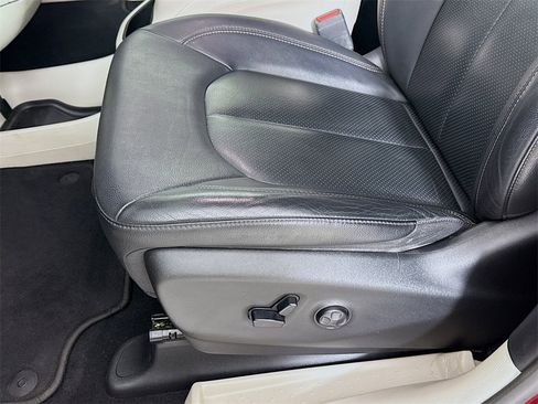 Used 2020 Chrysler Pacifica Touring-L Plus image 22