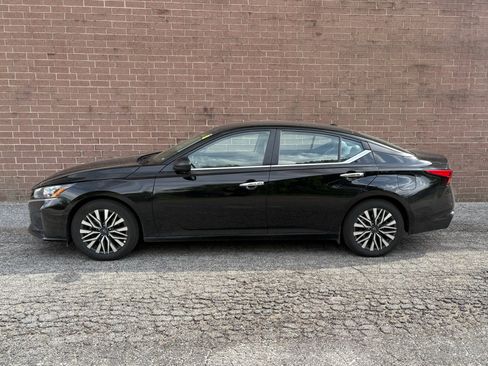 Used 2025 Nissan Altima 2.5 SV FWD image 2