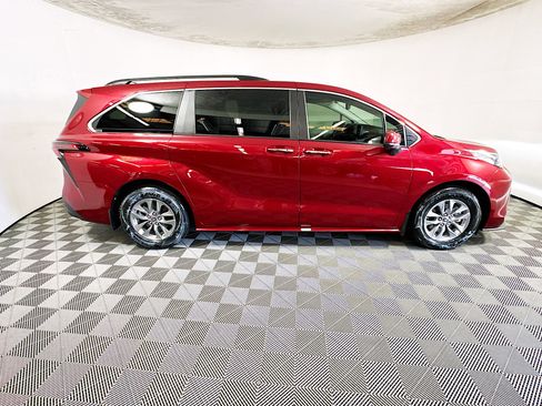 Used 2024 Toyota Sienna XLE FWD image 2
