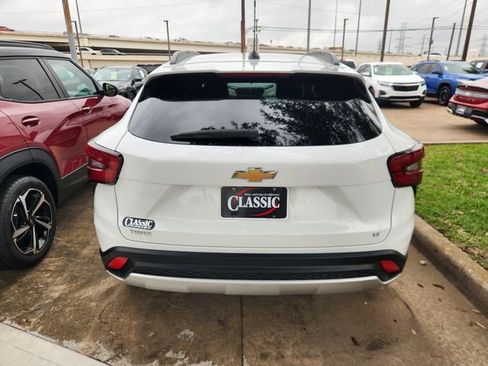 Used 2025 Chevrolet Trax LT FWD image 10