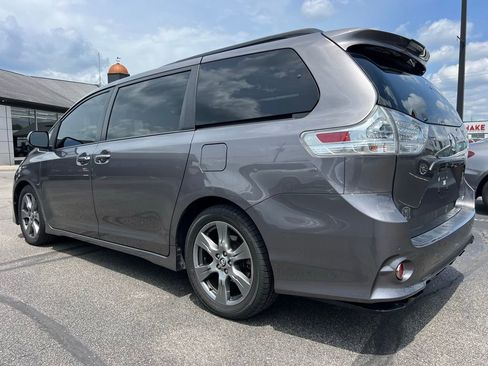 Used 2020 Toyota Sienna SE Premium image 4