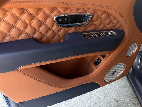 Used 2021 Bentley Bentayga image 31