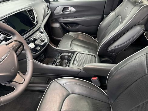 Used 2025 Chrysler Pacifica Limited FWD image 22