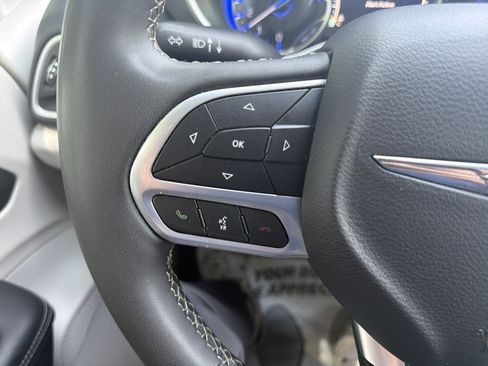 Used 2023 Chrysler Pacifica Touring-L FWD image 19