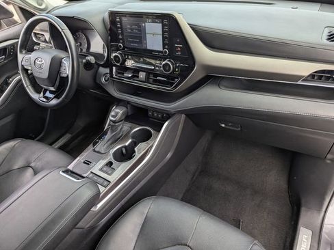 Used 2021 Toyota Highlander Limited image 12