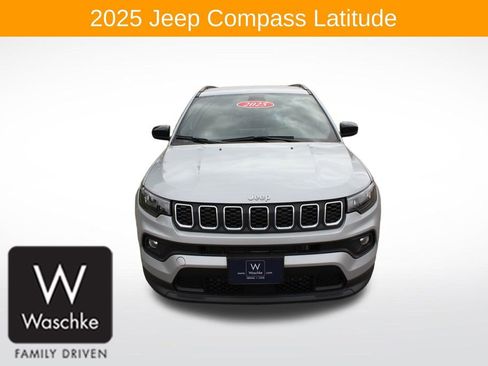 Used 2025 Jeep Compass Latitude AWD/4WD image 2