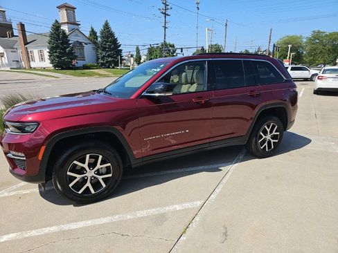 Certified 2025 Jeep Grand Cherokee Limited w/ Luxury Tech Group II AWD/4WD image 12