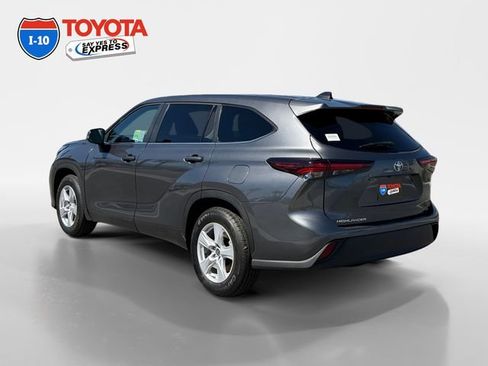 Certified 2025 Toyota Highlander LE image 3