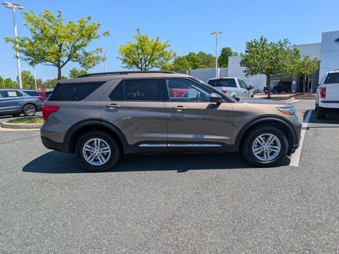 Certified 2021 Ford Explorer XLT w/ Equipment Group 202A AWD/4WD image 2
