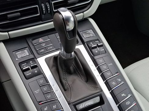 Certified 2021 Porsche Macan Turbo AWD/4WD image 18