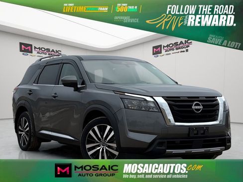 Used 2025 Nissan Pathfinder Platinum image 1