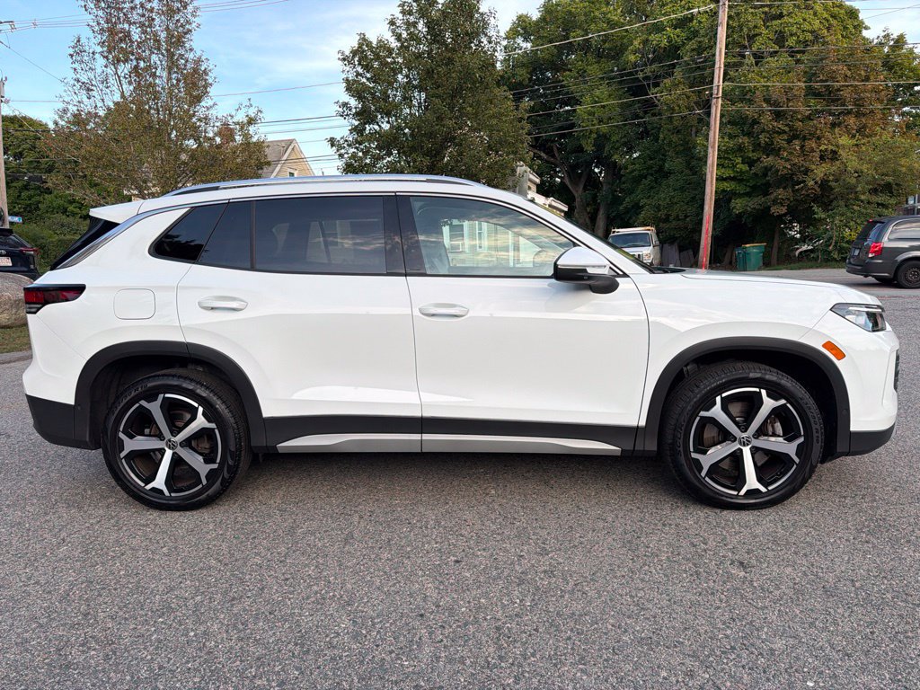 Used 2025 Volkswagen Tiguan SE w/ Panoramic Sunroof Package AWD/4WD image 8