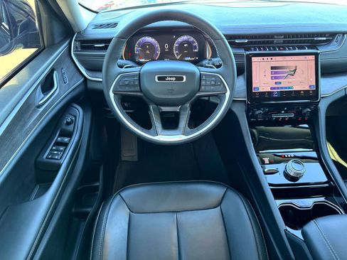 Used 2023 Jeep Grand Cherokee Limited w/ Black Appearance Package image 21