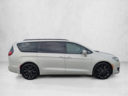 Used 2019 Chrysler Pacifica Touring-L Plus w/ Advanced Safetytec Group image 4